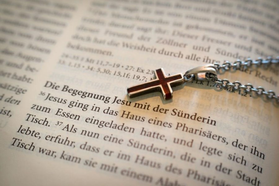 AUfgeschlagene Bibel mit dem Text von Jesus und der Sünderin