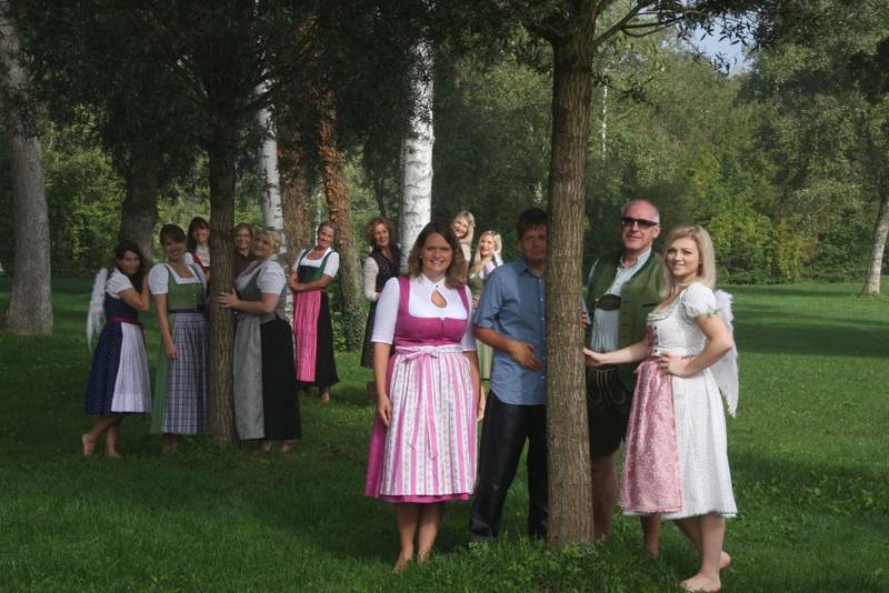 Lobpreischor Riedering steht im Wald