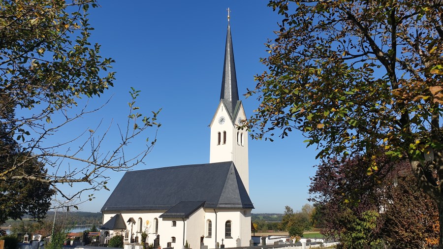 Wallfahrtskirche Maria Stern in Neukirchen mit Blick auf den Simssee.