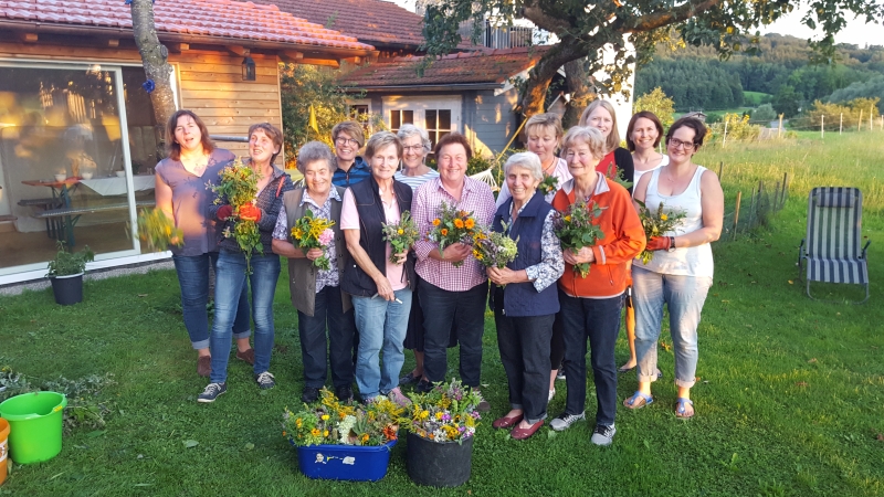 Frauen beim Kräuterbuschenbinden