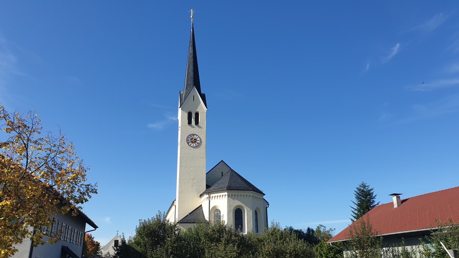 Pfarrkirche Maria Himmelfahrt Riedering. Blick vom Kirchplatz.