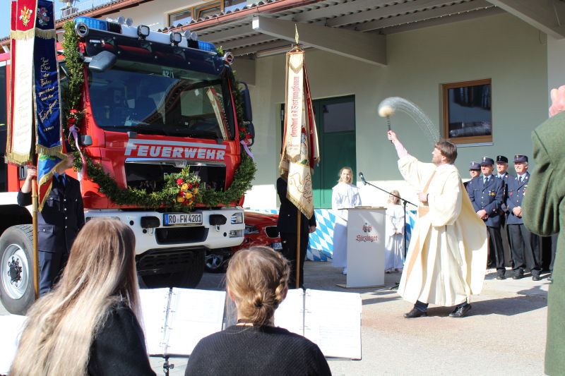 Gemeindereferent Tobias gaiser segnet das neue Feuerwehrauto