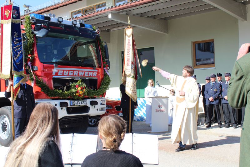 Gemeindereferent Tobias Gaiser segnet das neue Feuerwehrauto
