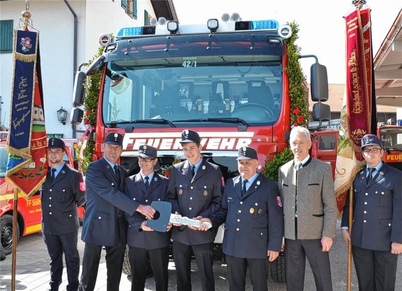 Gruppenbild zur Schlüsselübergabe mit Vorstandschaft der Feuerwehr und Bürgermeister
