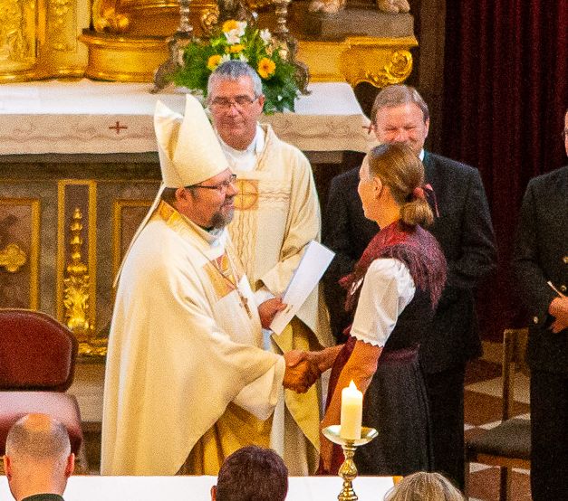 Catherina Herrmann bekommt von Weihbischof Wolfgang Bischof die Beauftragungsurkunde überreicht.