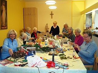 Basteln in St. Otto für den Adventsmarkt 2019