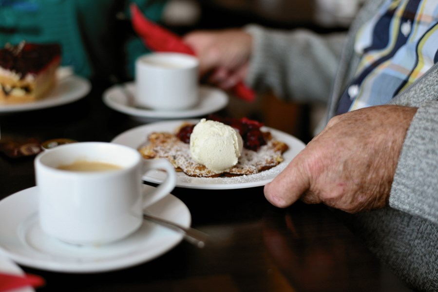 Senioren Hände und Kaffee