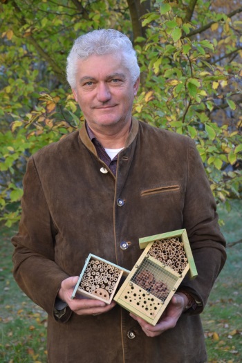 Hermann Hofstetter mit selbstgebautem Insektenhotel