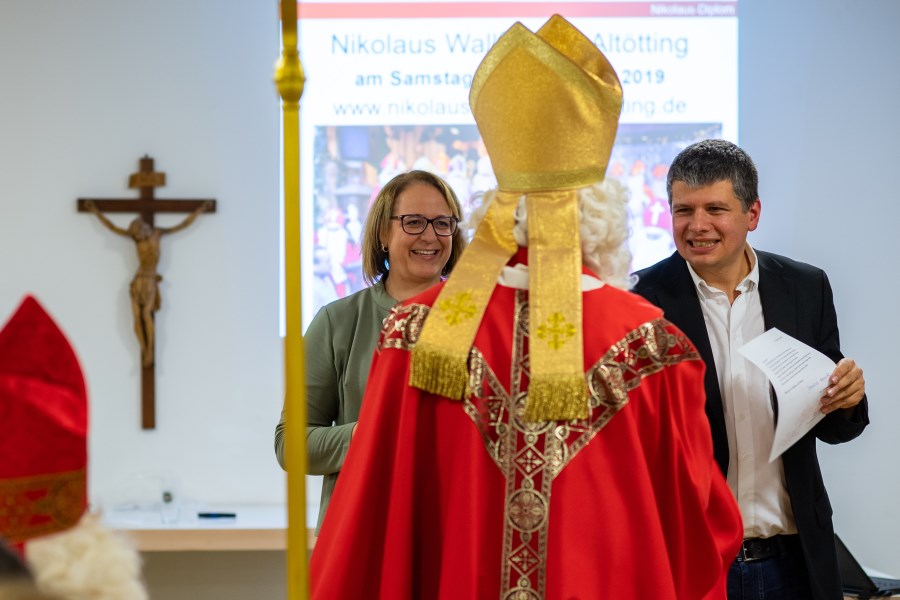 Stefanie Penker und Andreas Steinhauser überreichen das Nikolausdiplom an Teilnehmer der Schulung
