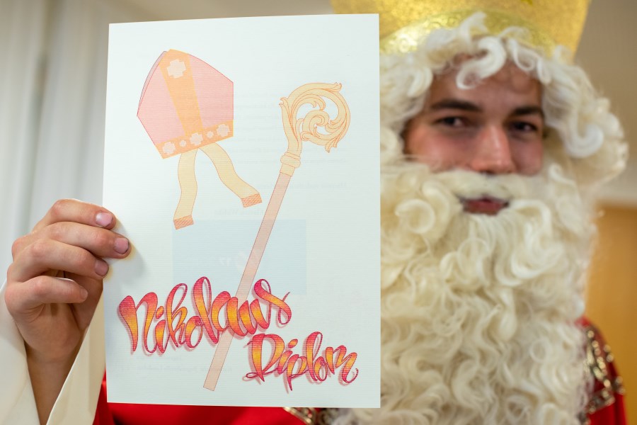 Johannes Pongratz als Nikolaus verkleidet hält Nikolausdiplom in der Hand