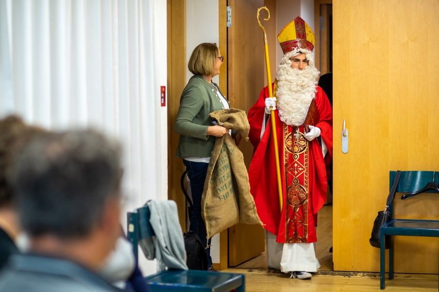 Johannes Pongratz übt Auftritt als Nikloaus im Rahmen der Schulung