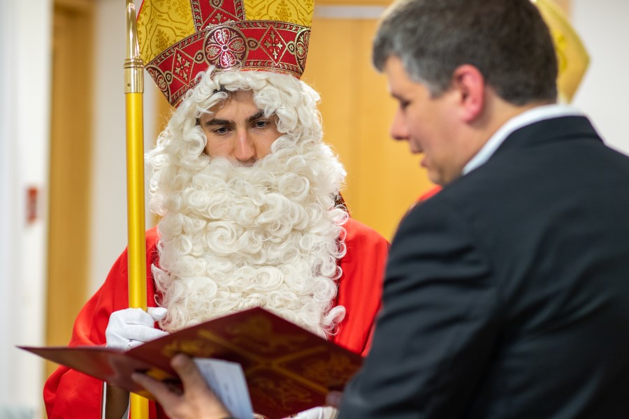 Johannes Pongratz übt mit Andreas Steinhauser den Text des Nikolauses