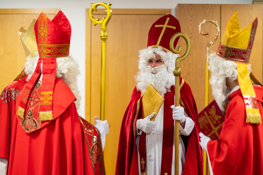 verkleidete Nikoläuse in Ausbildung