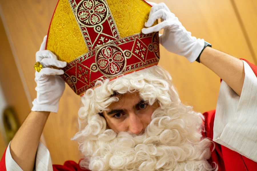 Johannes Pongratz setzt sich Bischofsmütze auf