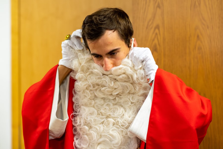 Johannes Pongratz zieht Bart des Bischofs von Myra an