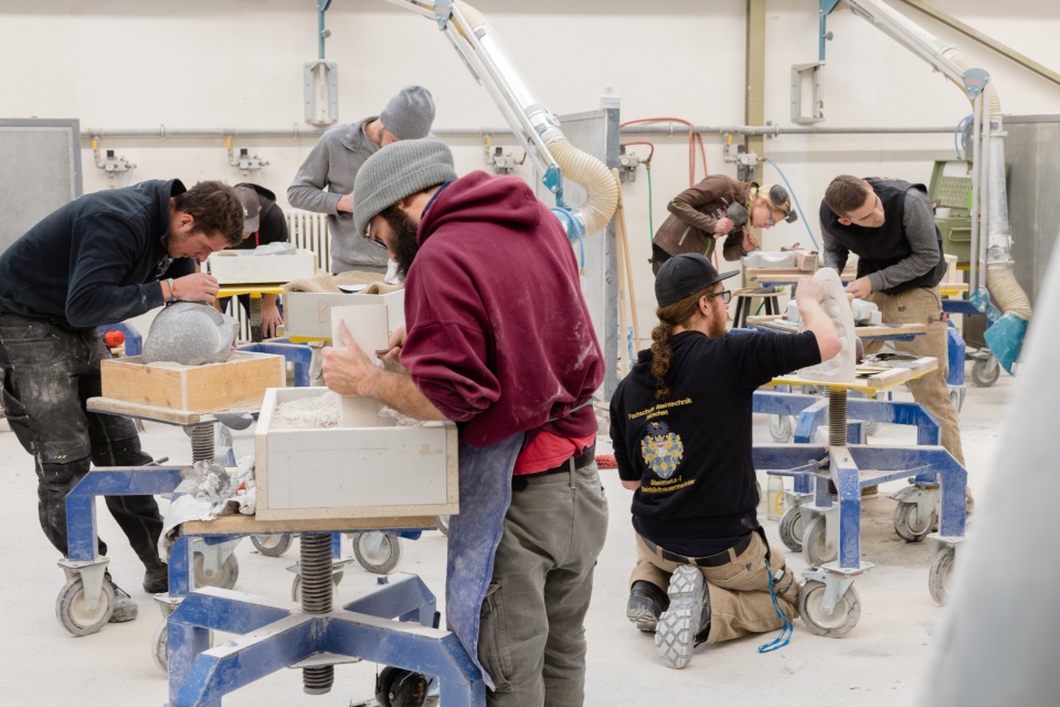 Steinmetze in der Werkstatt