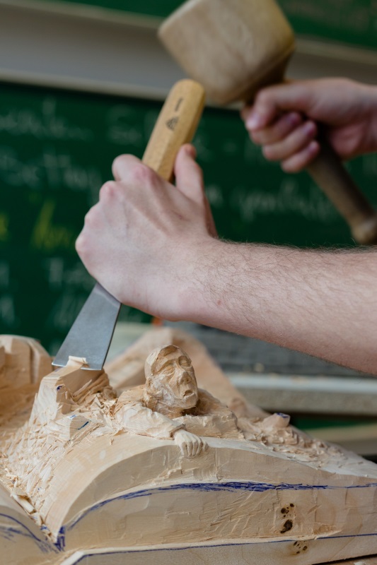 Holzbildhauer bei der Arbeit