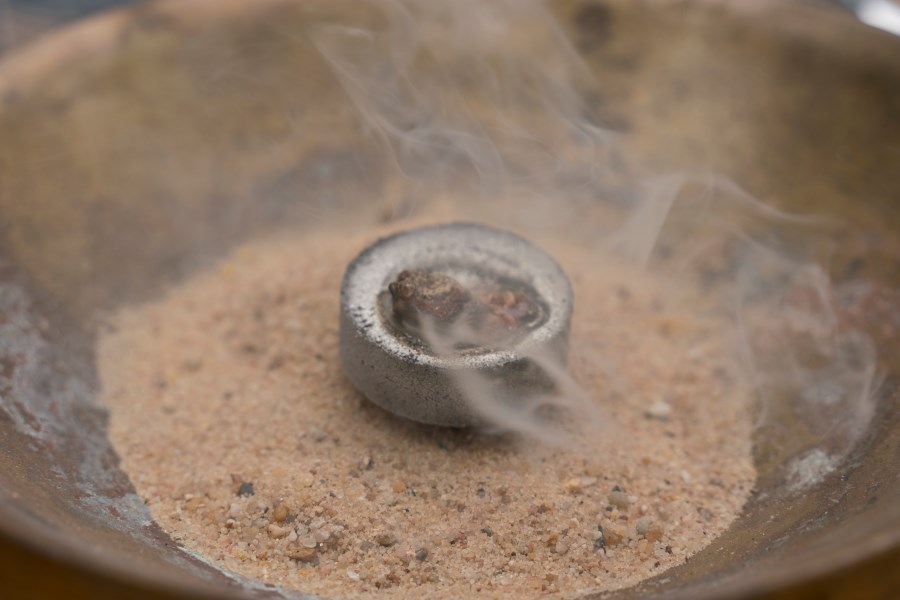 Weihrauch verglüht auf Kohle