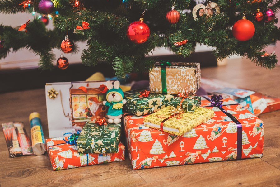 bunte Geschenke unter Christbaum