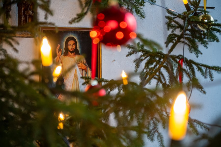 Blick auf Jesus ikone durch Christbaum