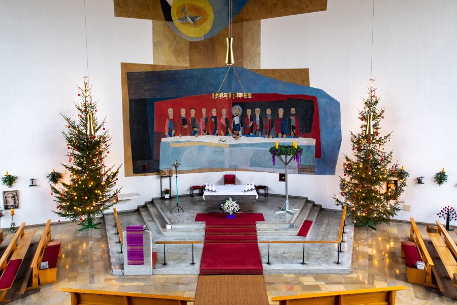 St. Bernhard München Blick auf Altar umrahmt von Christbäumen