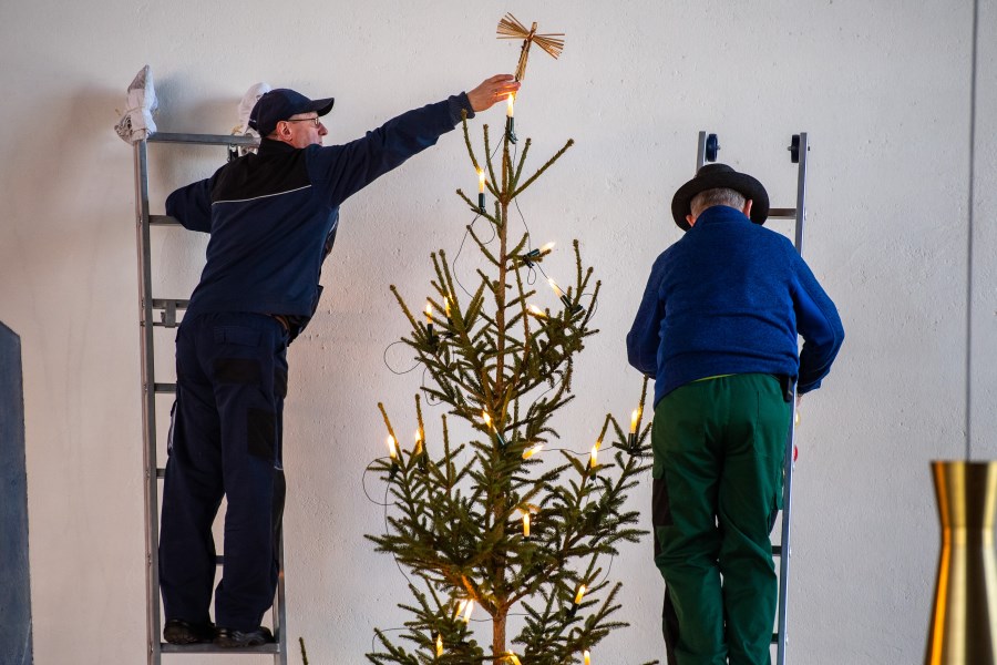 Engel wird auf Christbaumspitze gesteckt
