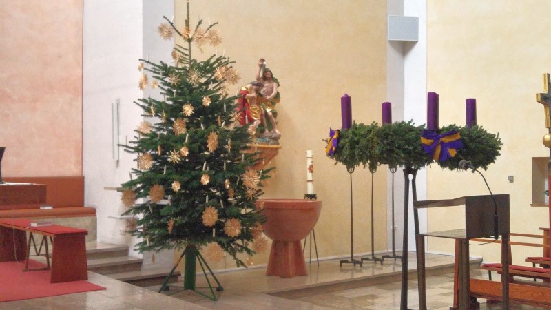 neue Christbäume in St. Pius X. - Mühldorf