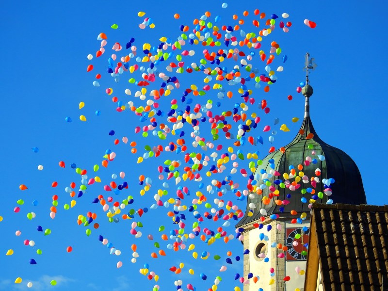 Kirche und Ballons