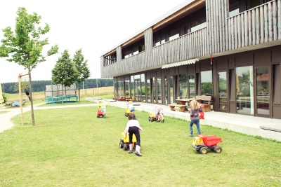 Vorderansicht unseres Gebäude mit Kinder