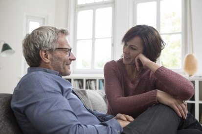 Paar auf dem Sofa redet miteinander, harmonisch