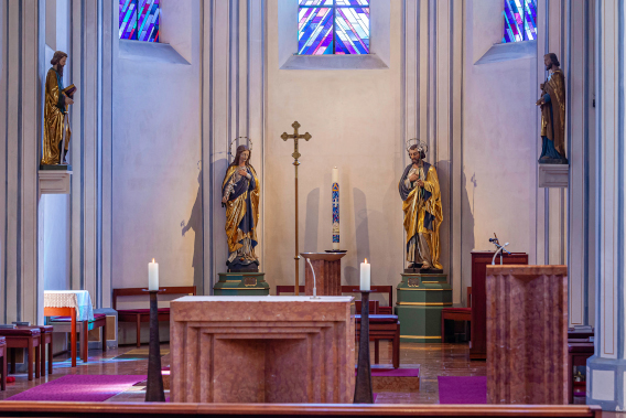 Blick auf Altar in Kirche Hl. Dreifaltigkeit