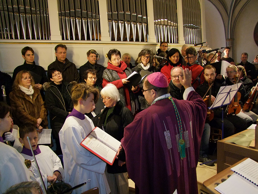 Weihbischof Bischof bei Weihegebet auf Orgelempore