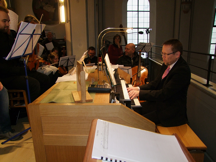 Der Leiter der Kirchenmusik Gerhard Franke an der Orgel