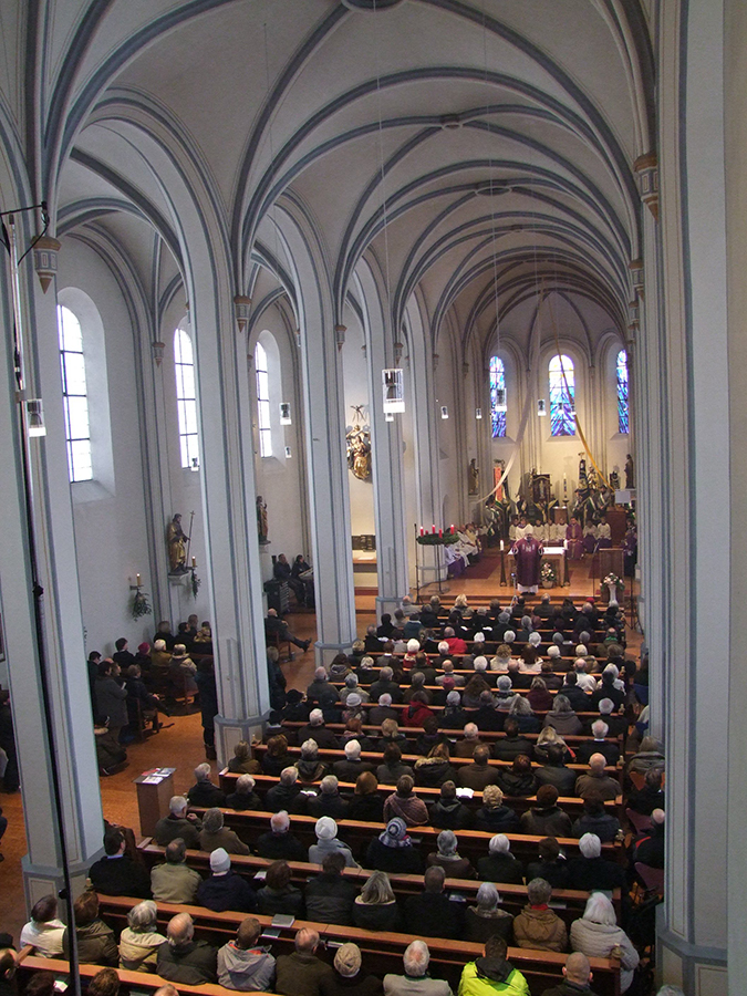 Blick ins gefüllte Kirchenhauptschiff während der Predigt von Weihbischof Bischof