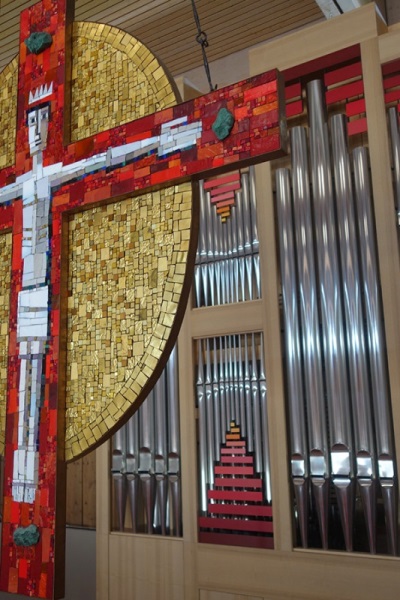 Orgel (Ausschnitt) und Mosaik-Kreuz