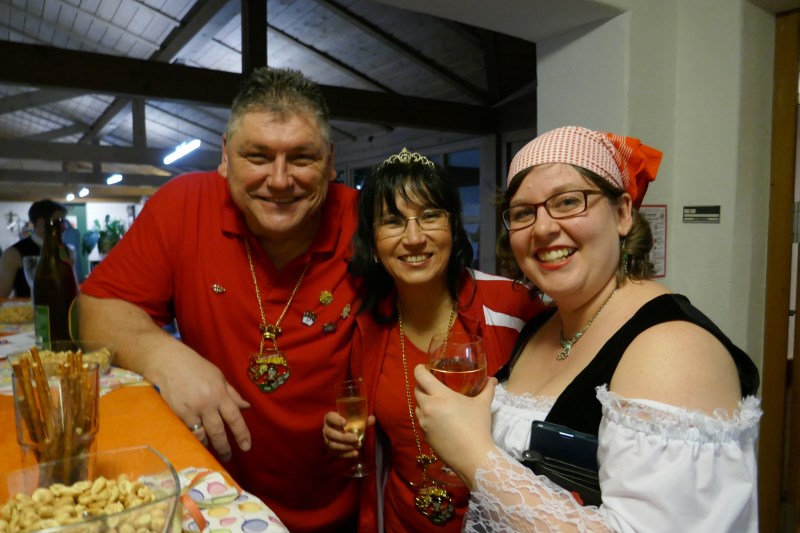 Närrinnen und Narren!