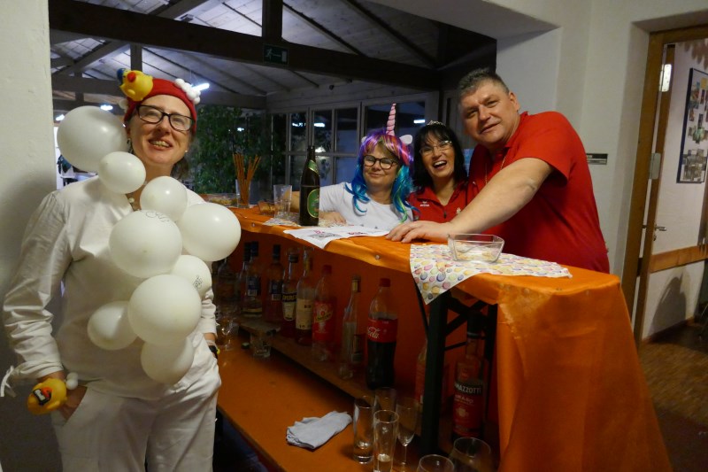 Närrinnen und Narren!