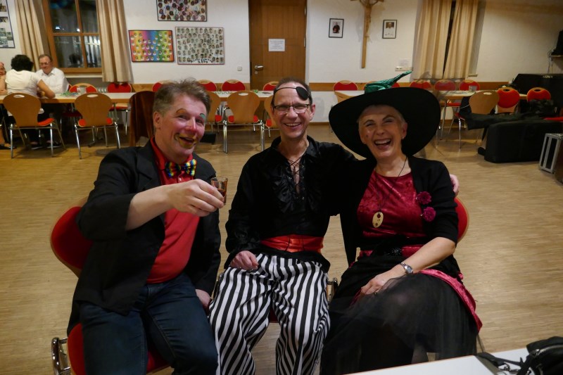 Närrinnen und Narren!