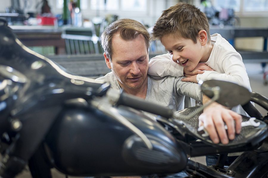 Vater und Sohn reparieren gemeinsam Motorrad