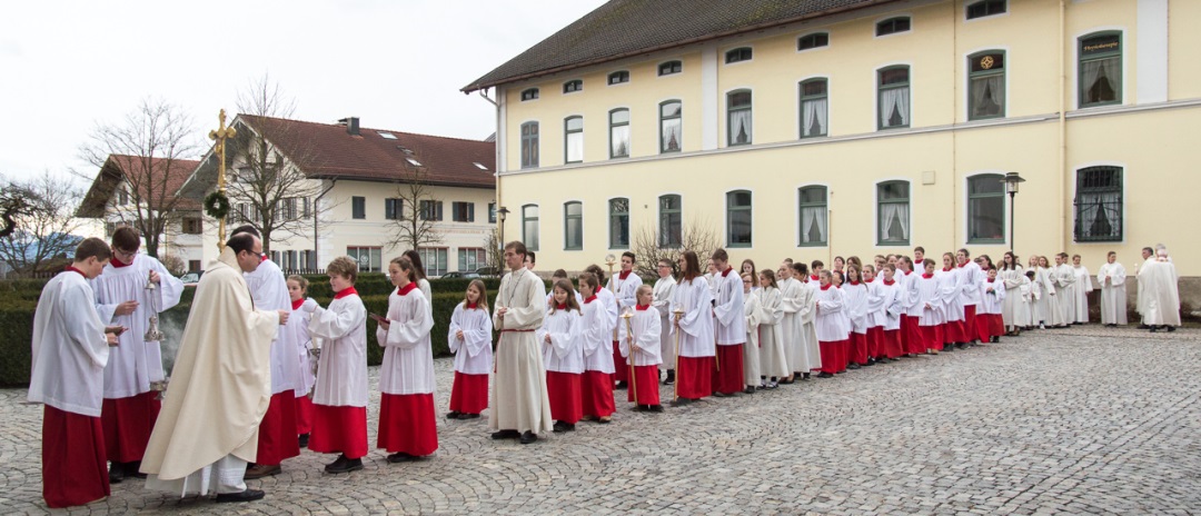 Festgottesdienst zu Maria Lichtmess mit Kerzenweihe und Blasiussegen und Verabschiedung von Diakon Simon Frank