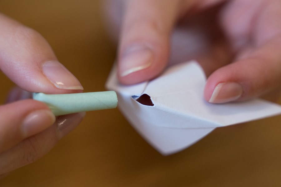 Ende von Papierstrohhalm in Blüte aus Papier stecken