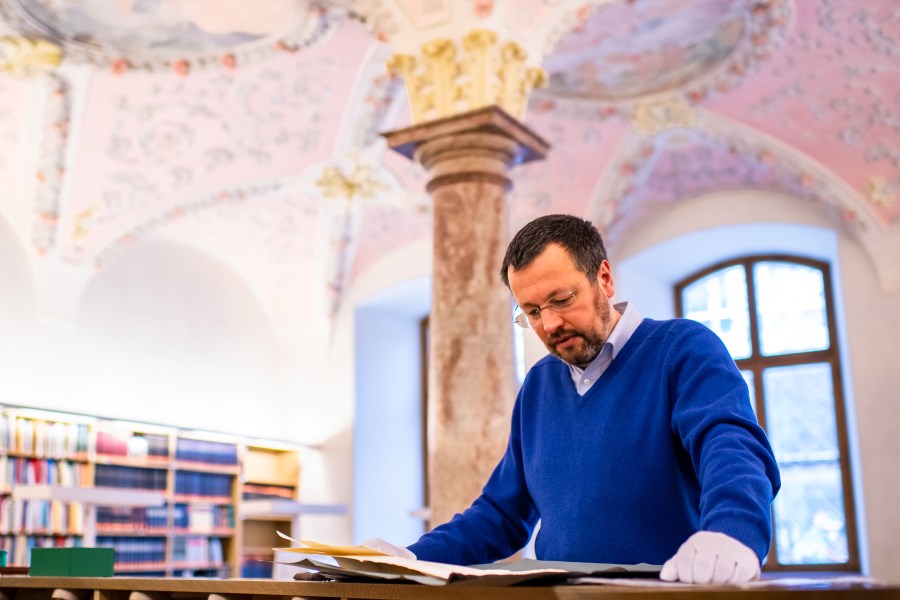 Früher musste man in den Lesesaal kommen, um Archivalien einzusehen. Inzwischen ist ein Teil bereits über das Internet einsehbar.