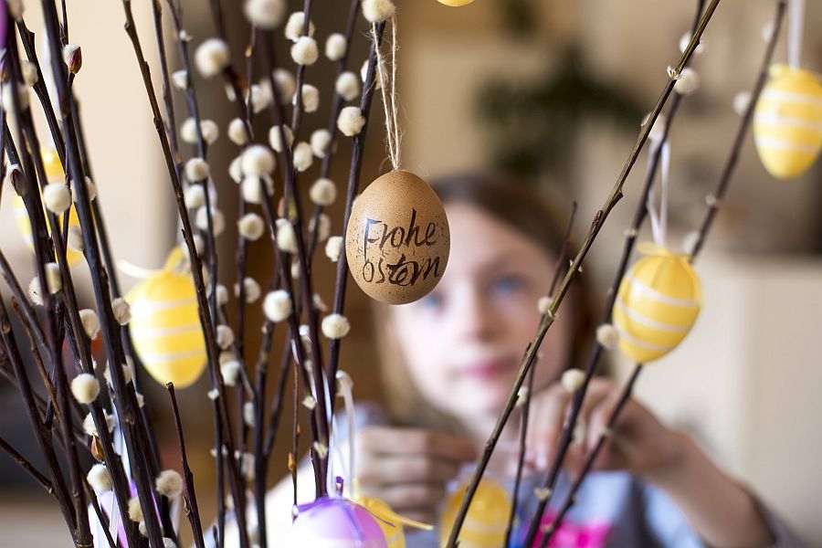 Zweige mit Eiern, im Hintergrund ein Mädchen