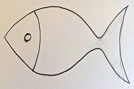 Mit schwarzem Filzstift gezeichneter Fisch auf weißem Papier