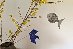 Origami-Fisch und gezeichneter Fisch an Osterstrauch