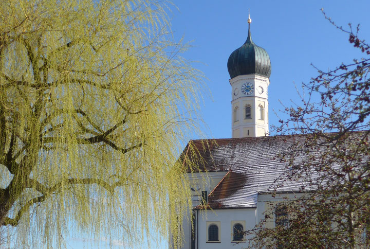 Pfarrkirche St. Ägidius im Frühjahr