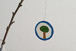 Kreis aus Papier mit aufgemaltem Baum