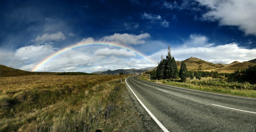 Regenbogen am Ende einer Landstraße