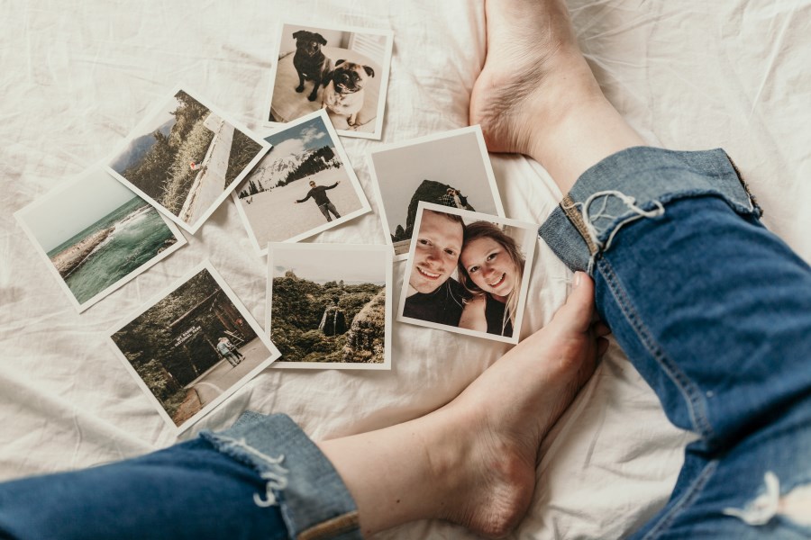 Erinnerungsfotos auf Bett