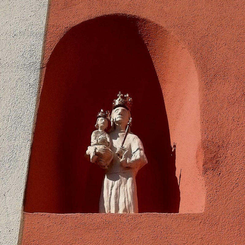 Marienstatue an einer Kapelle in Weißenkirchen (Adelschlag)